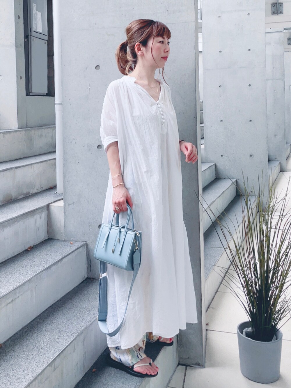 ホワイト系のワンピース、イエロー系のその他パンツ、ホワイト系のサンダルを着用したレディースの夏コーディネートの2枚目の写真