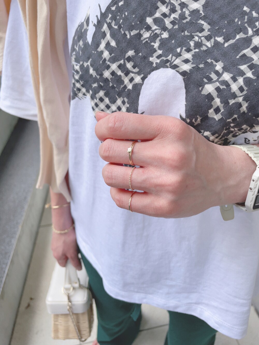 グレー系のTシャツ/カットソー、グリーン系のその他パンツ、ホワイト系のかごバッグを着用したレディースの夏コーディネートの4枚目の写真