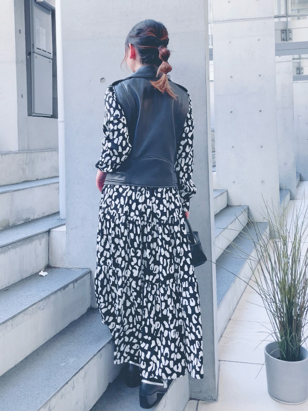 ブラック系のワンピース、ブラック系のライダースジャケットを着用したレディースの冬コーディネートの3枚目の写真