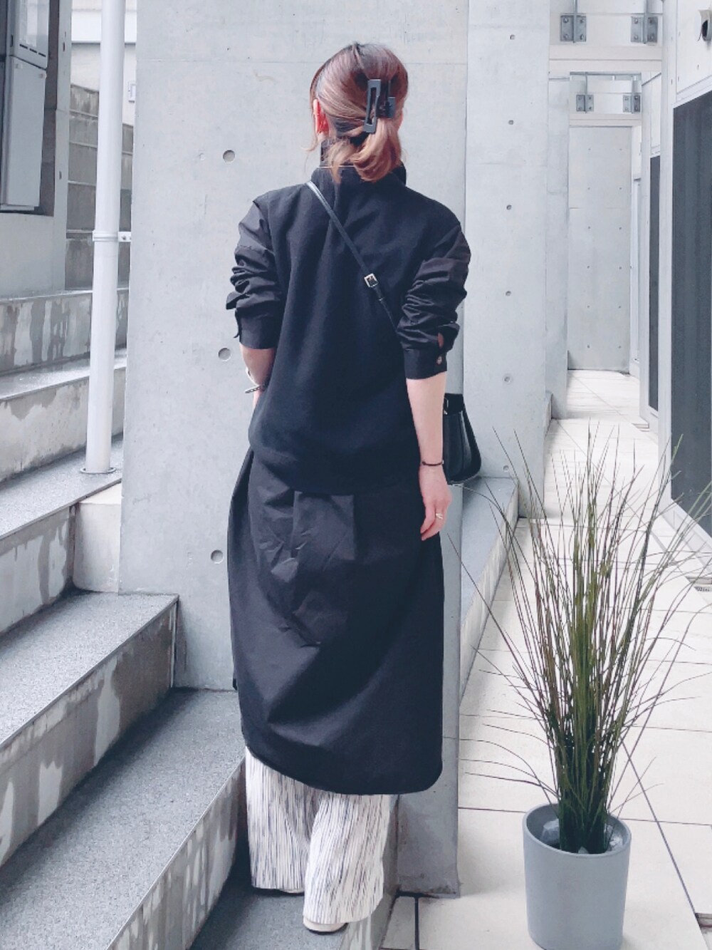 ブラック系のシャツワンピース、ベージュ系のその他パンツ、ゴールド系のブレスレットを着用したレディースの春コーディネートの3枚目の写真