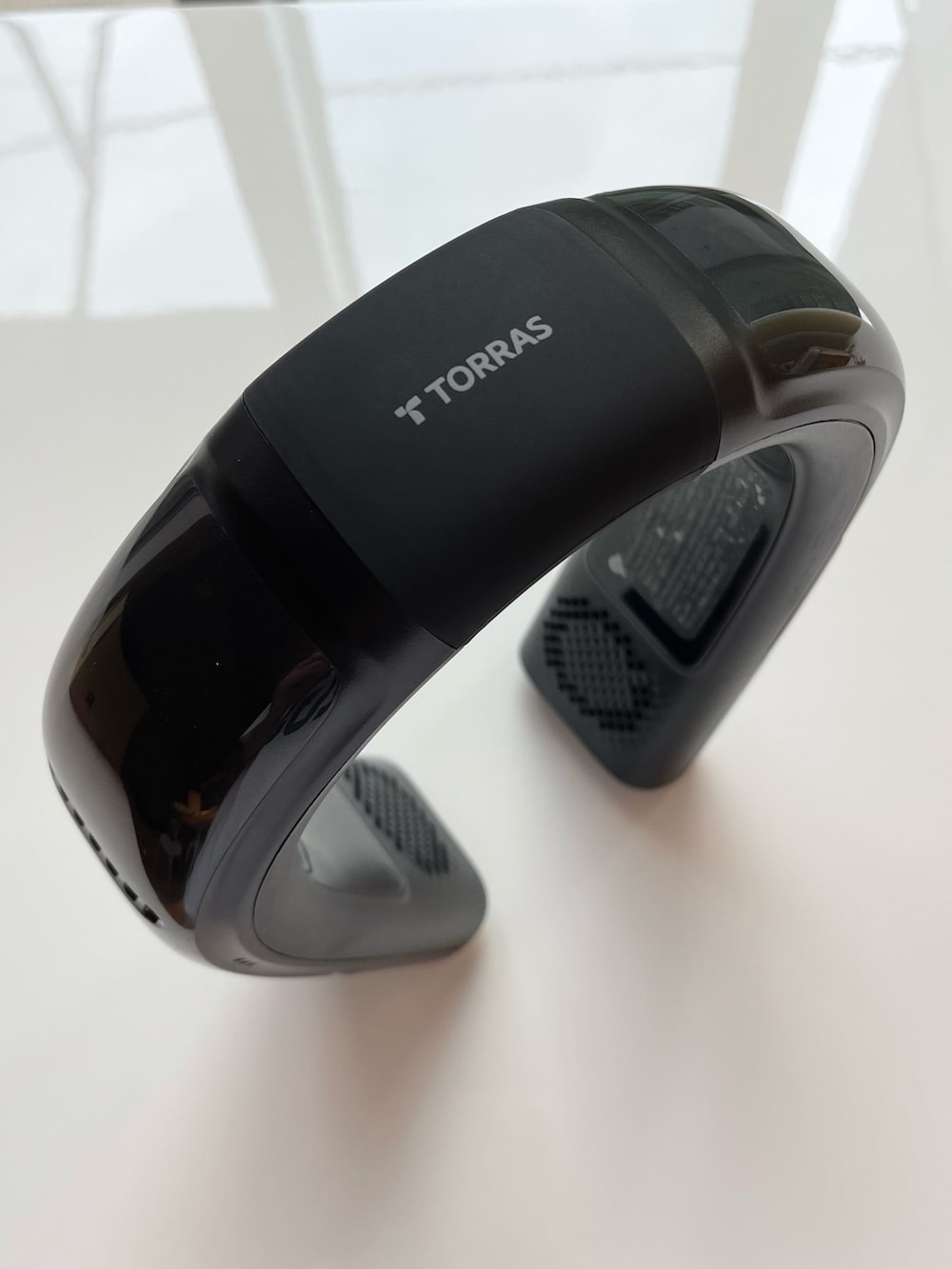 ホワイト系のタンクトップ、ホワイト系のスニーカー、ブラック系のキャップを着用したレディースの夏コーディネートの5枚目の写真