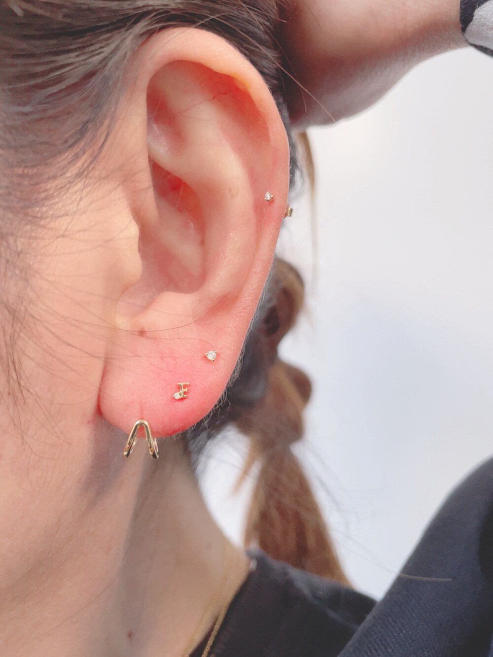 ブラック系のワンピース、ブラック系のスウェット、ブラック系のハンドバッグを着用したレディースの冬コーディネートの4枚目の写真