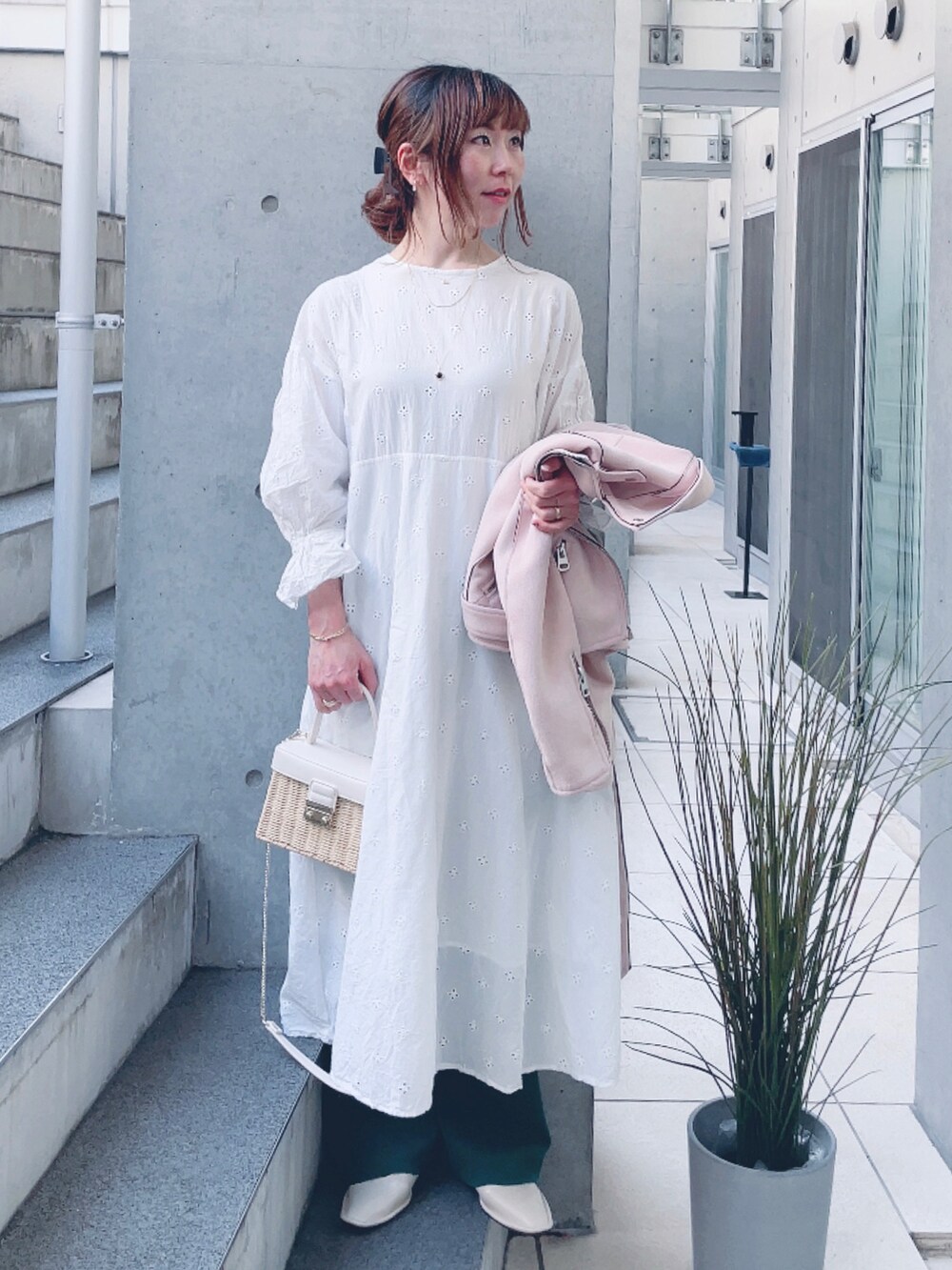 ホワイト系のワンピース、グリーン系のその他パンツ、ベージュ系のパンプスを着用したレディースの春コーディネートの2枚目の写真