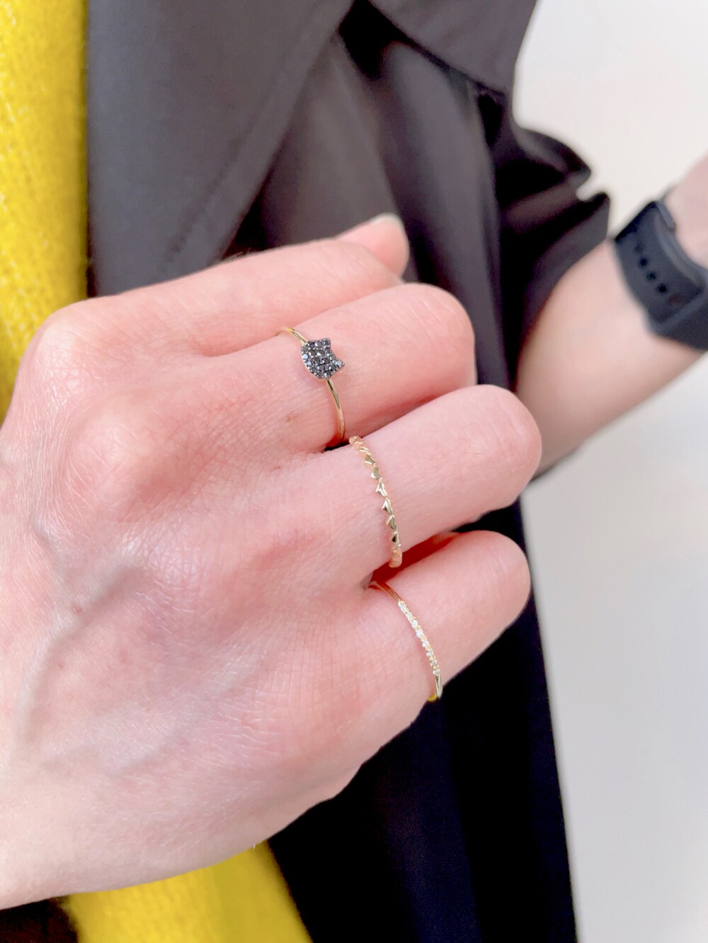 ブラック系のその他アウター、イエロー系のニット/セーター、その他のスカートを着用したレディースの秋コーディネートの4枚目の写真