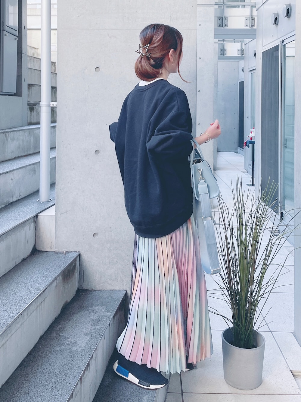 ブラック系のスウェット、ブルー系のショルダーバッグ、その他のスカートを着用したレディースの冬コーディネートの3枚目の写真