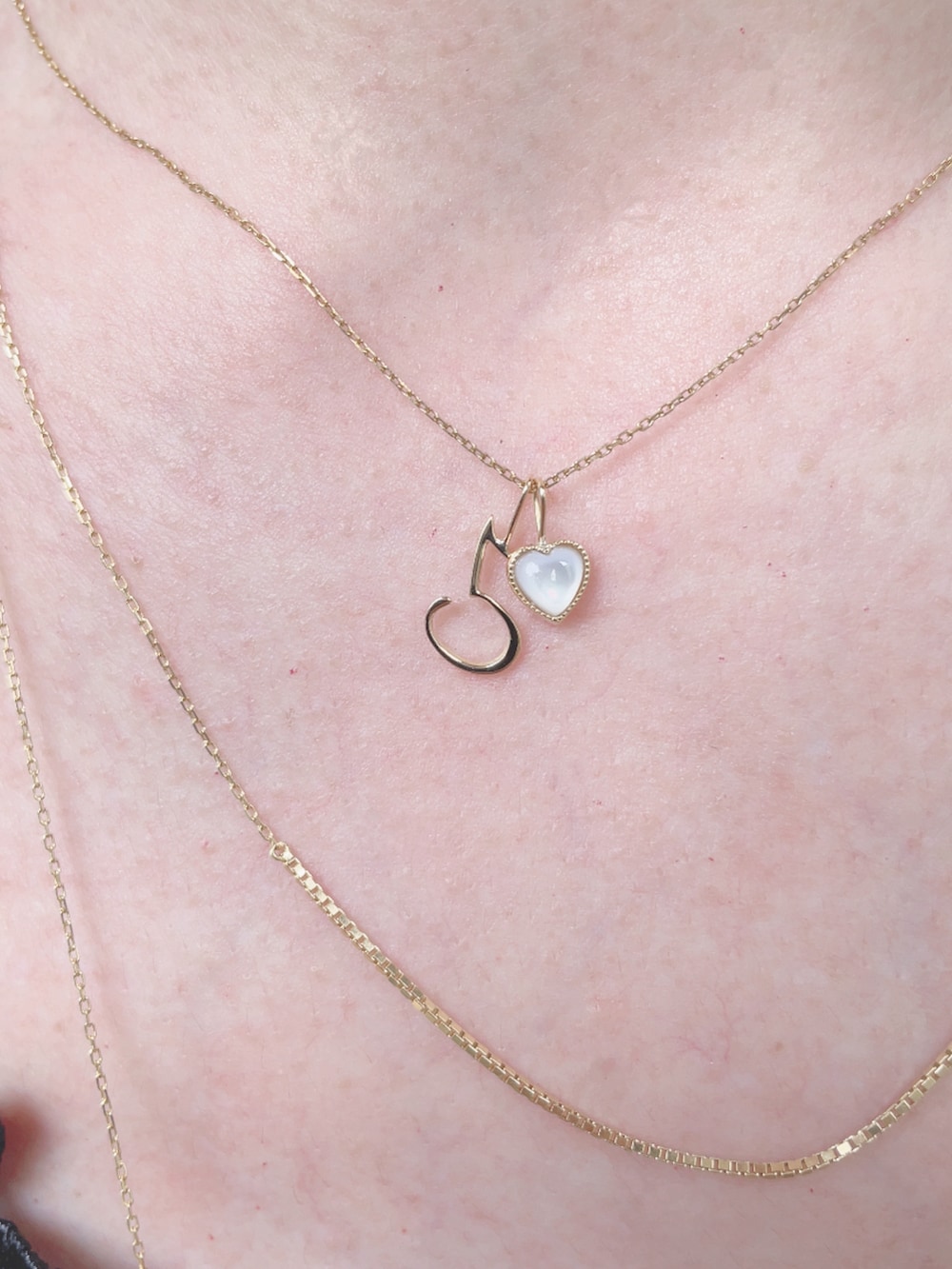 ブラック系のワンピース、ブラック系のかごバッグを着用したレディースの夏コーディネートの5枚目の写真