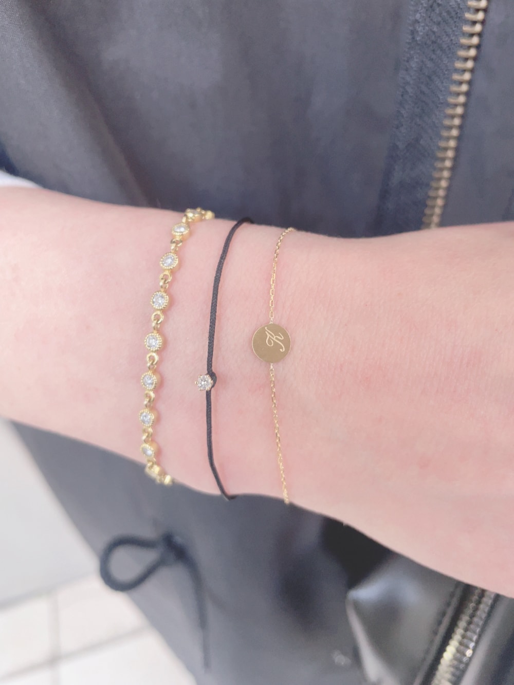 ブラック系のモッズコート、ブラック系のサロペット/オーバーオール、ブラック系のハンドバッグを着用したレディースの春コーディネートの4枚目の写真