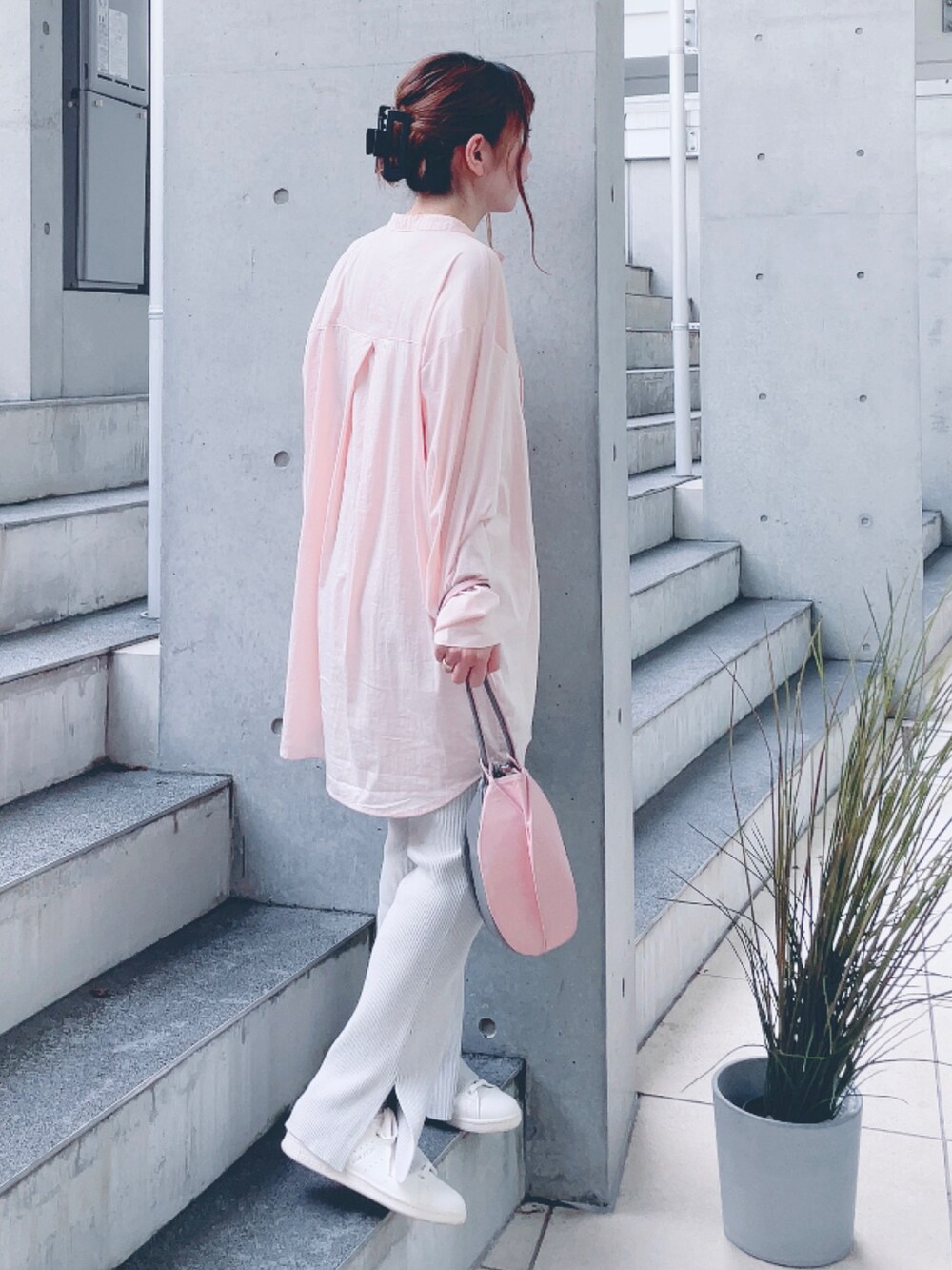 ピンク系のシャツ/ブラウス、グレー系のスラックス、ベージュ系のスニーカーを着用したレディースの秋コーディネートの3枚目の写真