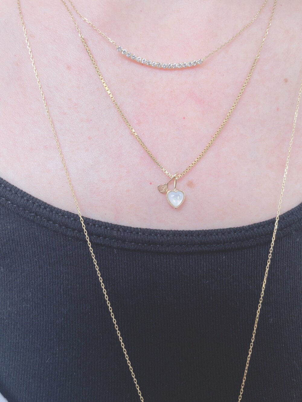 その他のキャミソール、ホワイト系のバッグ、ブラック系のサンダルを着用したレディースの夏コーディネートの3枚目の写真