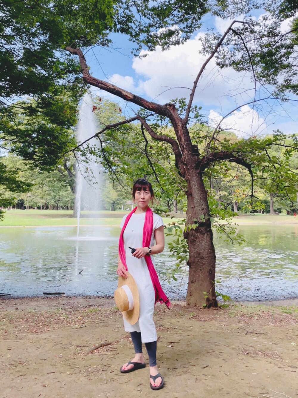 ブラック系のサンダルを着用したレディースの夏コーディネートの2枚目の写真