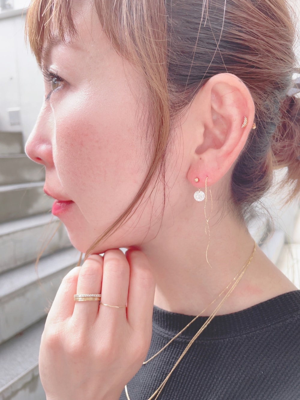 ブラック系のサンダル、ブラック系のショルダーバッグ、その他のレギンス/スパッツを着用したレディースの夏コーディネートの4枚目の写真