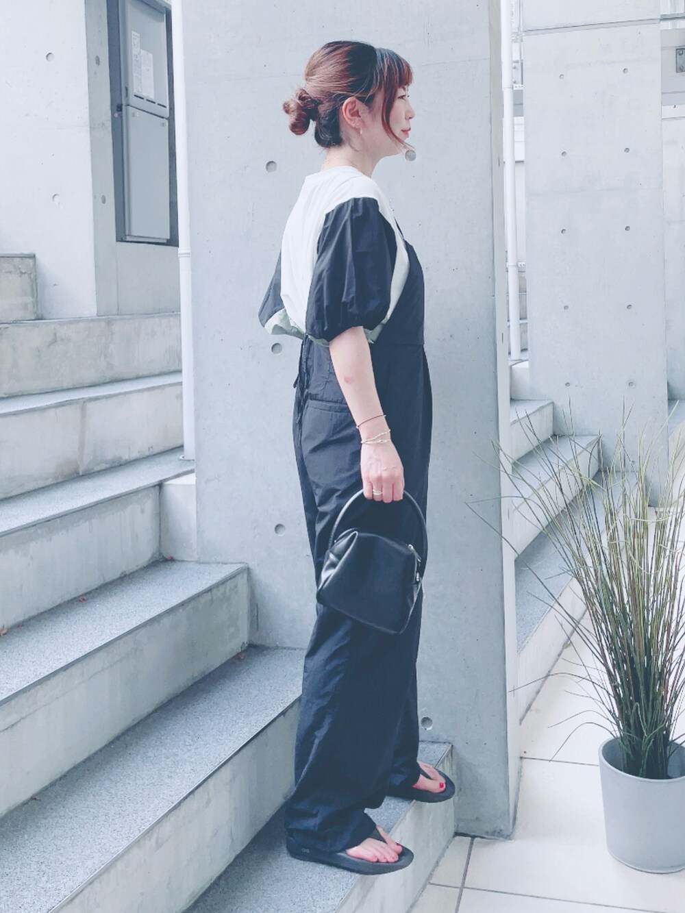 ホワイト系のTシャツ/カットソーを着用したレディースの夏コーディネートの2枚目の写真