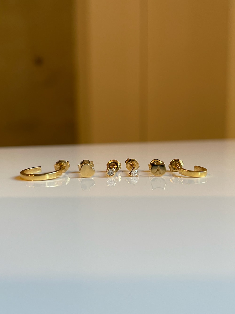 ブラック系のニット/セーター、ブラック系のハンドバッグ、ベージュ系のスニーカーを着用したレディースの秋コーディネートの4枚目の写真