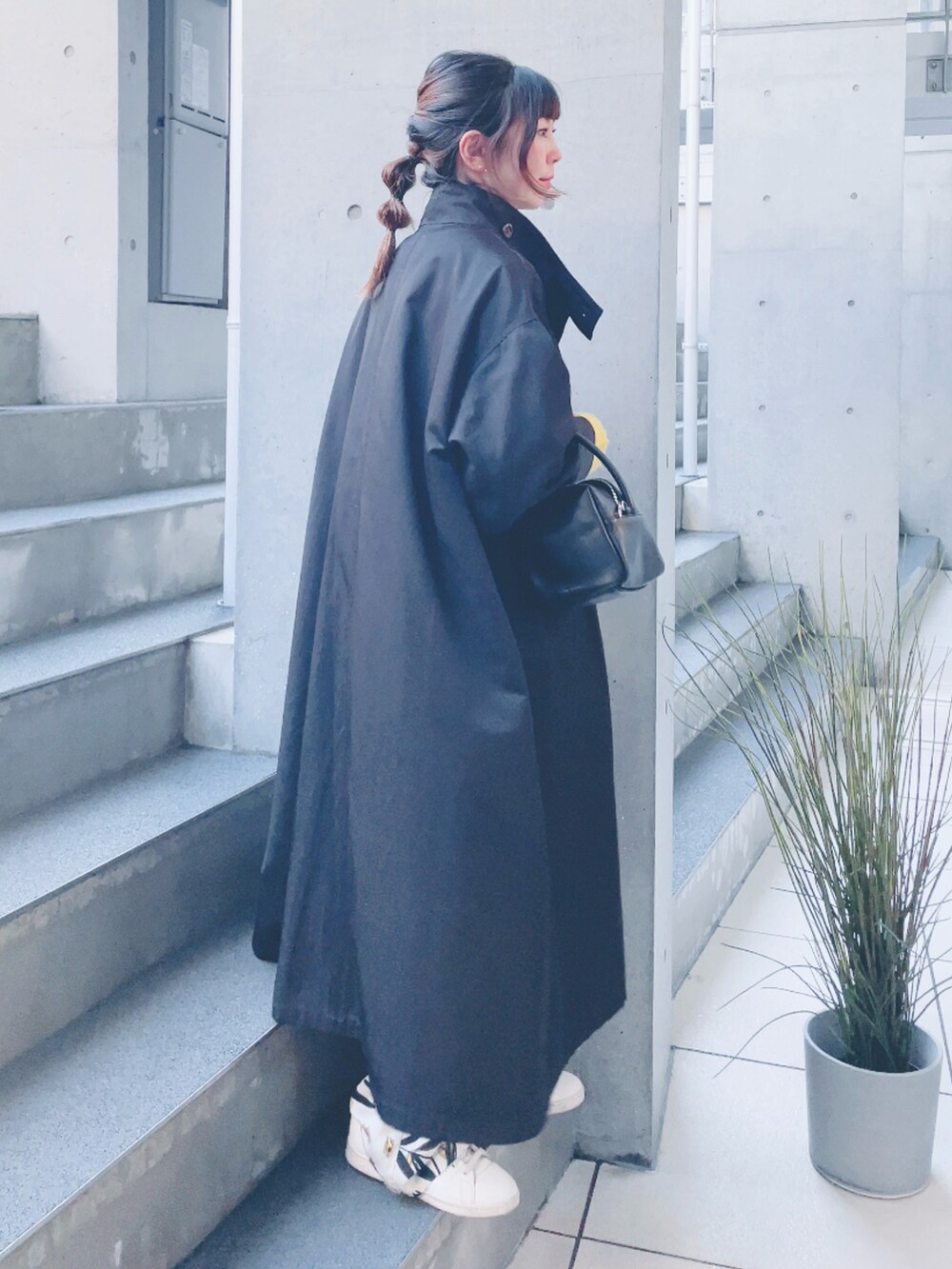 イエロー系のニット/セーター、ベージュ系のその他パンツを着用したレディースの冬コーディネートの2枚目の写真