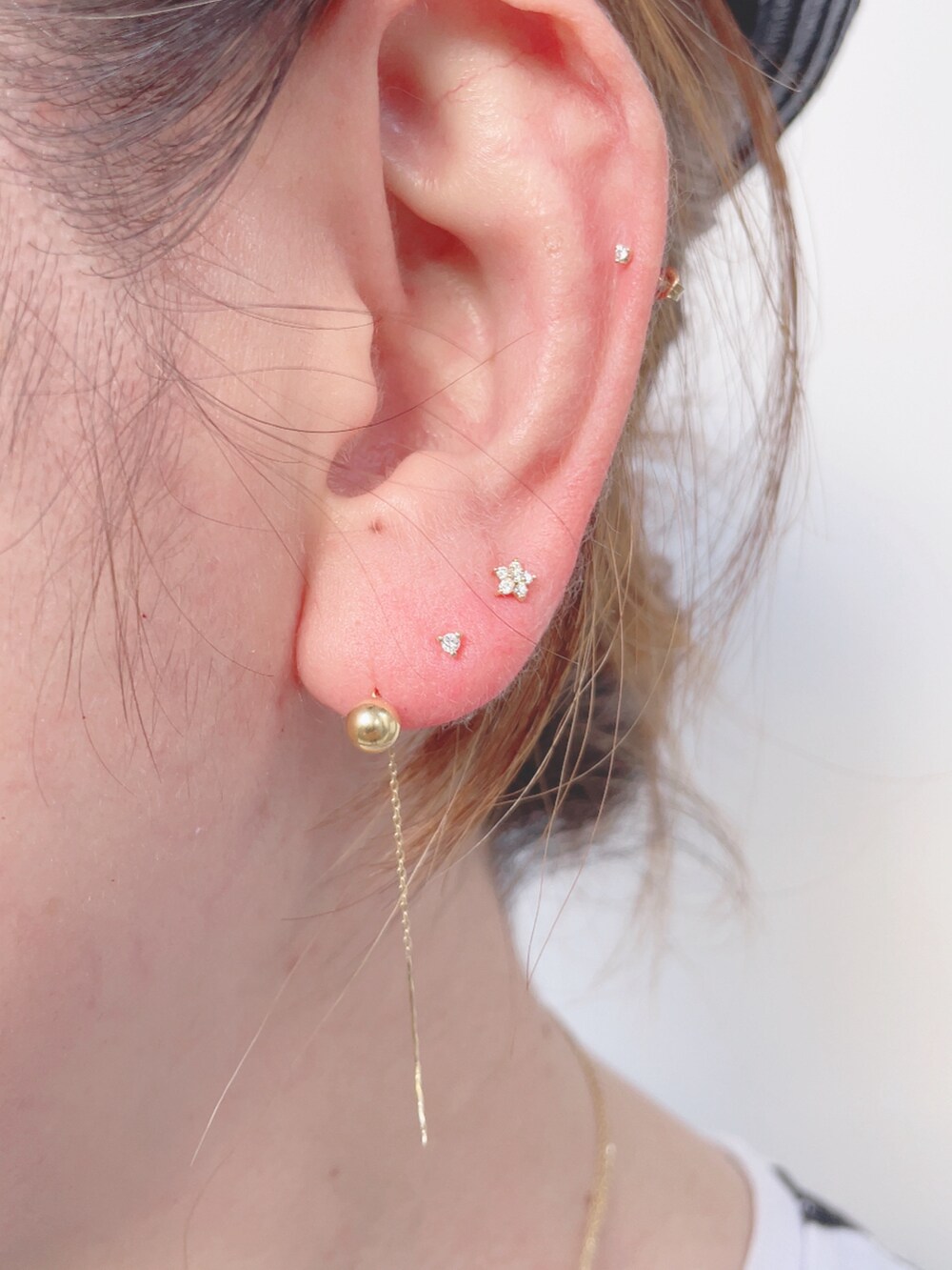 ブラック系のサロペット/オーバーオール、ブラック系のバックパック/リュックを着用したレディースの夏コーディネートの4枚目の写真