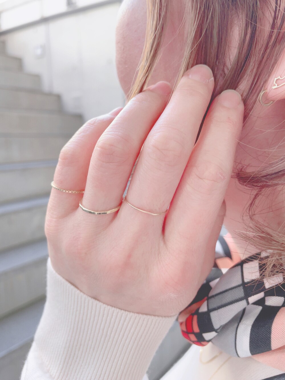 ブラック系のスカート、シルバー系のローファー、ブラック系のポーチを着用したレディースの春コーディネートの4枚目の写真