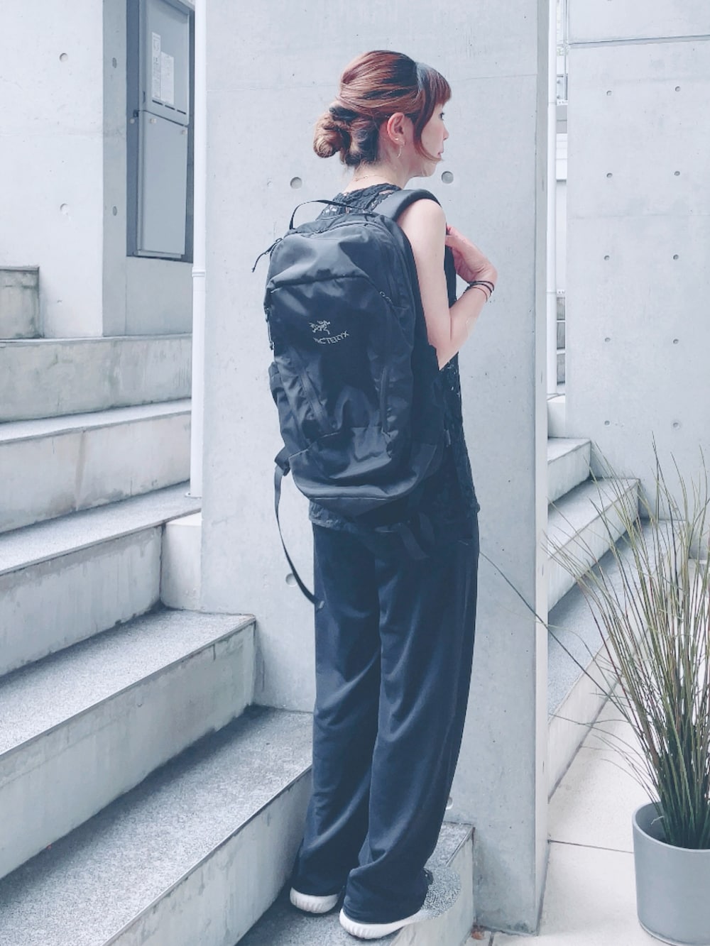 ブラック系のバックパック/リュック、ブラック系のスニーカーを着用したレディースの夏コーディネートの2枚目の写真