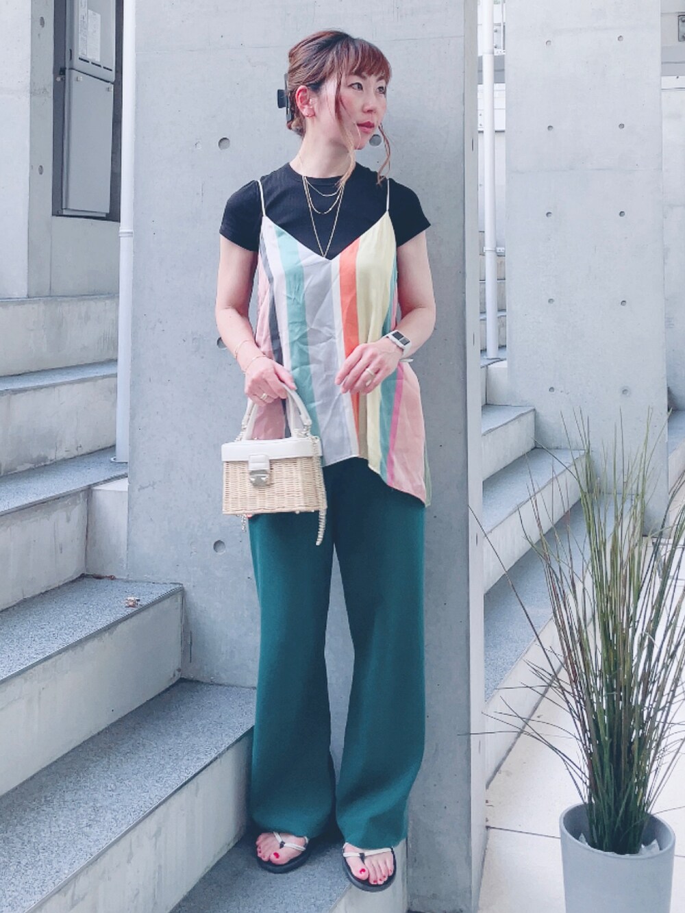 グリーン系のその他パンツ、その他のキャミソール、ホワイト系のかごバッグを着用したレディースの夏コーディネートの2枚目の写真