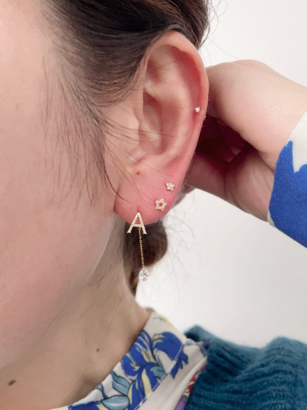 ホワイト系のワンピース、ブルー系のニット/セーター、ブラック系のハンドバッグを着用したレディースの冬コーディネートの4枚目の写真