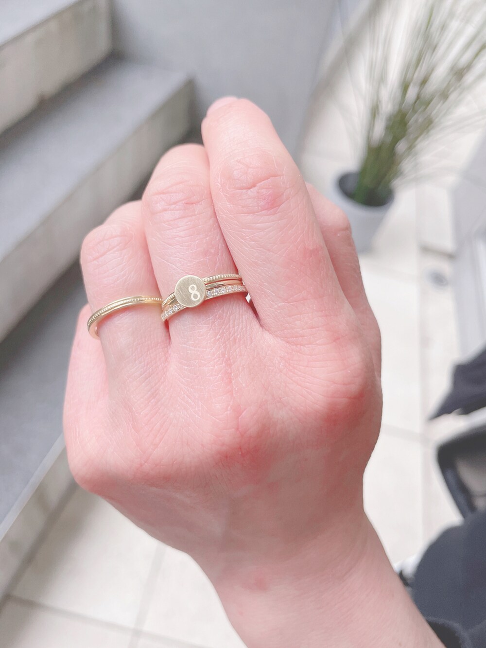 ブラック系のスウェット、ホワイト系のシャツワンピース、ブラック系のダウンジャケット/コートを着用したレディースの冬コーディネートの4枚目の写真