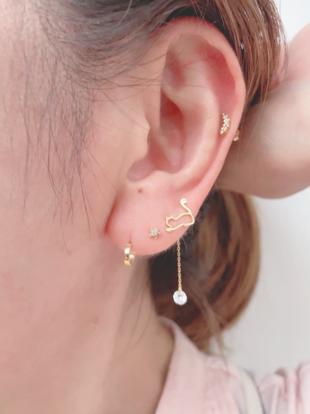 ベージュ系のその他パンツ、ピンク系のシャツ/ブラウス、ホワイト系のショルダーバッグを着用したレディースの秋コーディネートの4枚目の写真