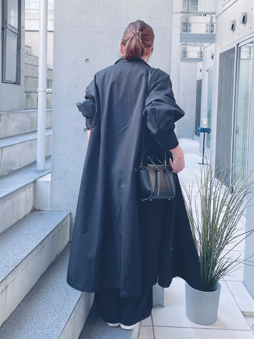 その他のジャケット/アウター、ブラック系のその他アウター、ホワイト系のスニーカーを着用したレディースの秋コーディネートの4枚目の写真