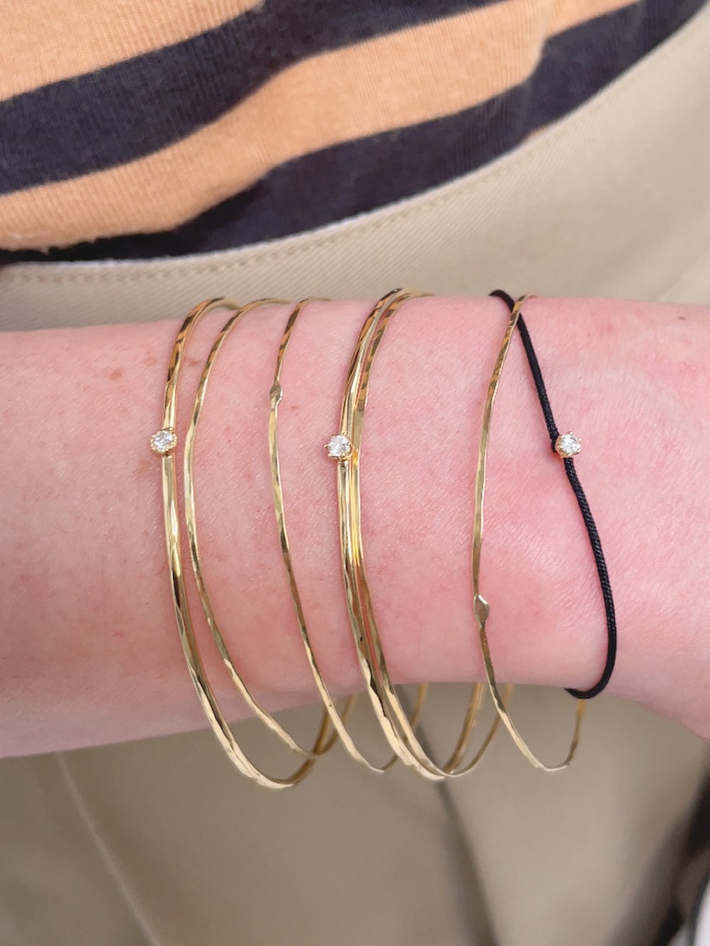 ベージュ系のスカート、ホワイト系のバッグ、ベージュ系のスニーカーを着用したレディースの夏コーディネートの5枚目の写真