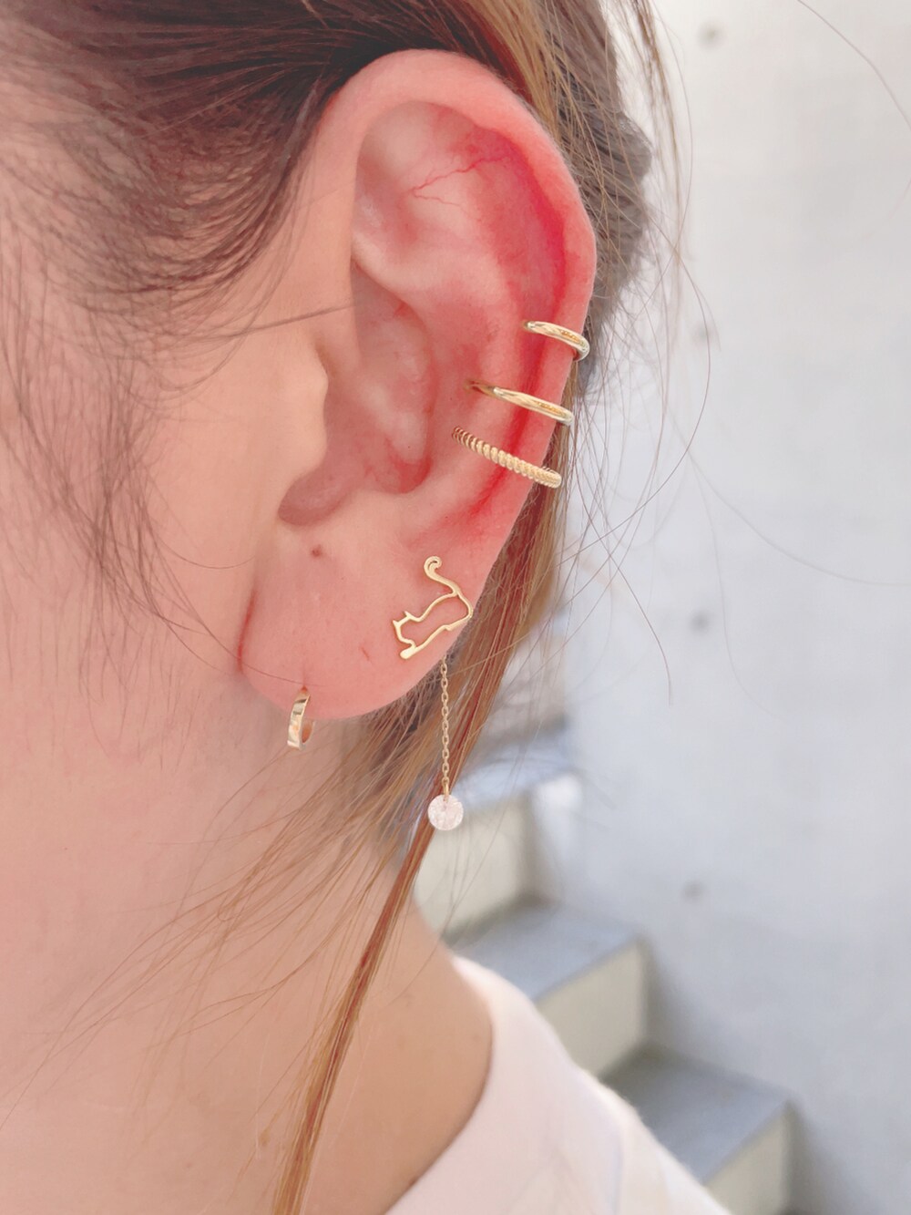 グレー系のTシャツ/カットソー、ピンク系のパンツ、ホワイト系のシャツ/ブラウスを着用したレディースの秋コーディネートの5枚目の写真