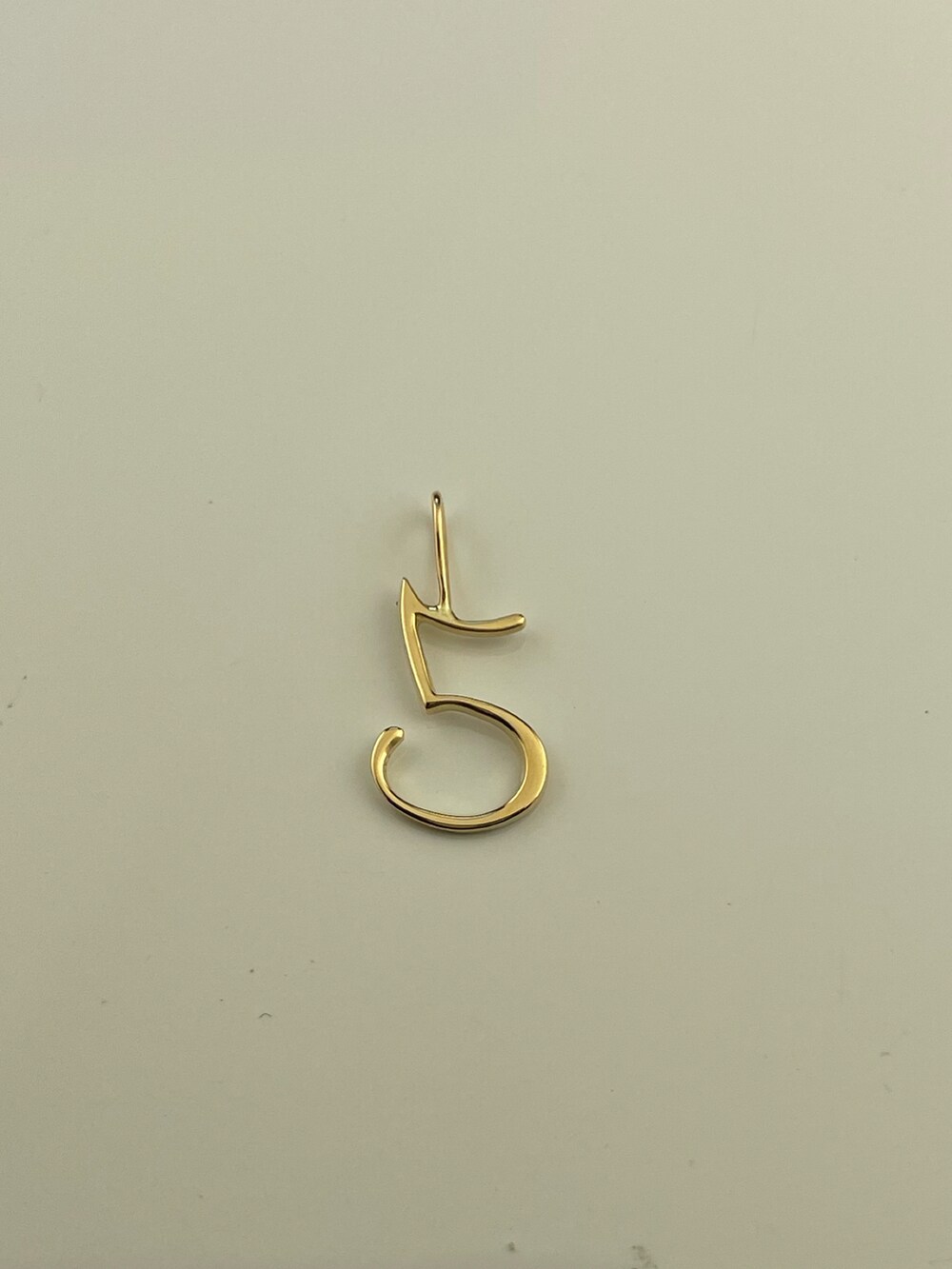 ホワイト系のワンピース、ブラック系のブルゾン、ブラック系のハンドバッグを着用したレディースの春コーディネートの5枚目の写真