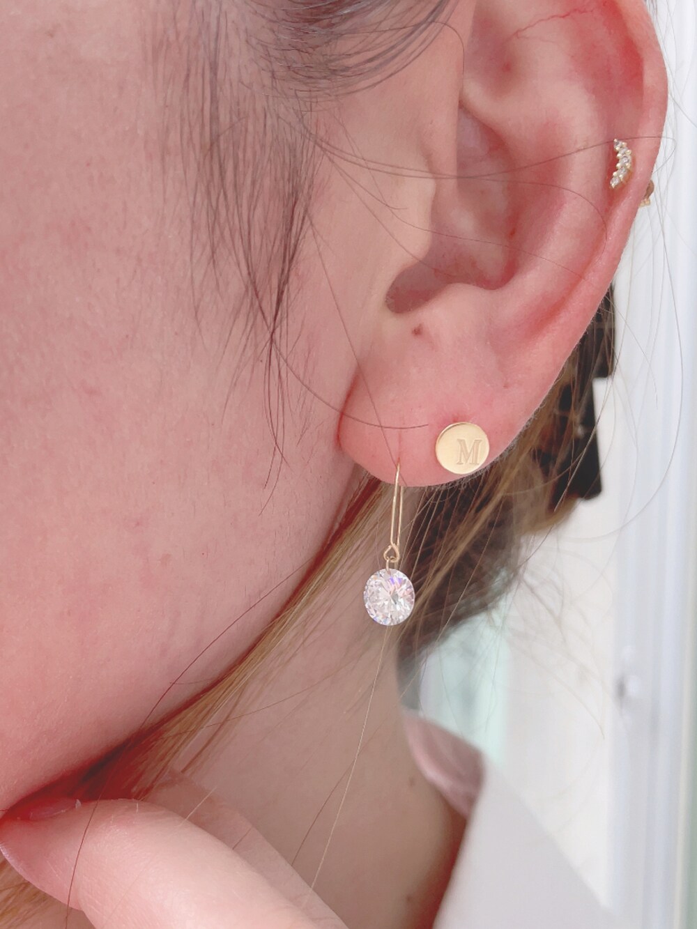 ベージュ系のその他パンツ、ホワイト系のサンダル、ホワイト系のかごバッグを着用したレディースの夏コーディネートの5枚目の写真