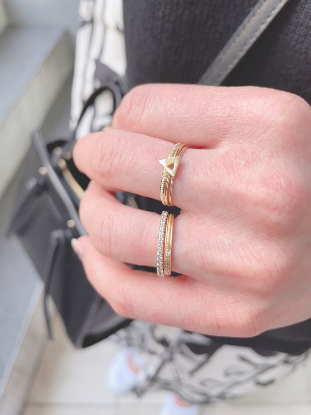 ホワイト系のスニーカー、ホワイト系のシャツワンピース、ブラウン系のデジタル腕時計を着用したレディースの春コーディネートの4枚目の写真