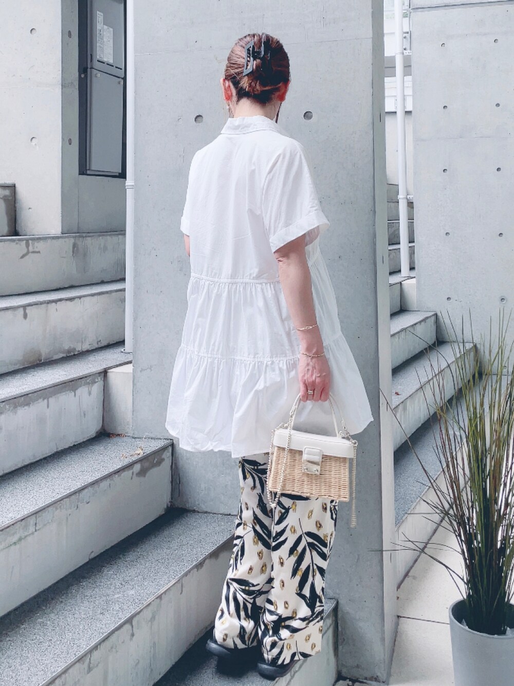 ベージュ系のその他パンツ、ホワイト系のサンダル、ホワイト系のかごバッグを着用したレディースの夏コーディネートの3枚目の写真