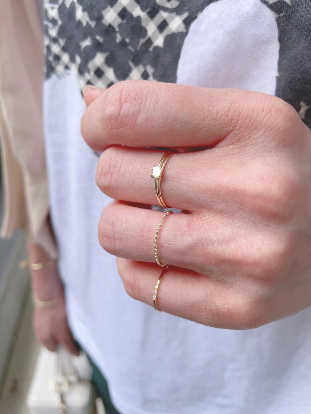 グレー系のTシャツ/カットソー、グリーン系のその他パンツ、ホワイト系のかごバッグを着用したレディースの夏コーディネートの5枚目の写真