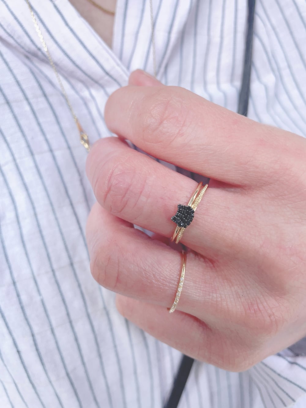 ピンク系のシャツ/ブラウス、ブラック系のブーツ、ブラック系のポーチを着用したレディースの春コーディネートの4枚目の写真