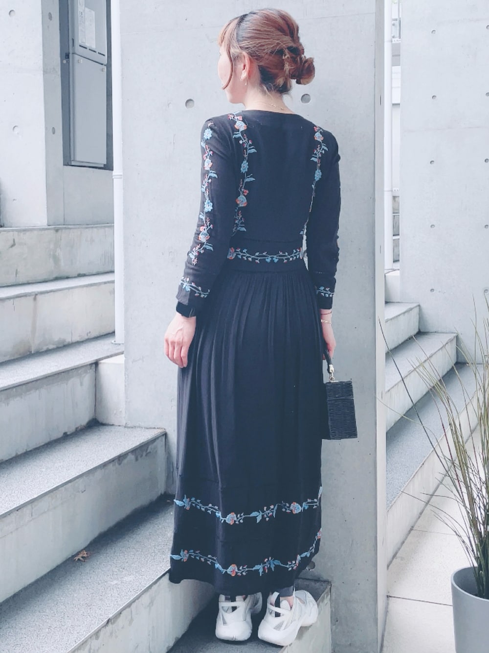 ブラック系のワンピース、ブラック系のかごバッグを着用したレディースの夏コーディネートの3枚目の写真