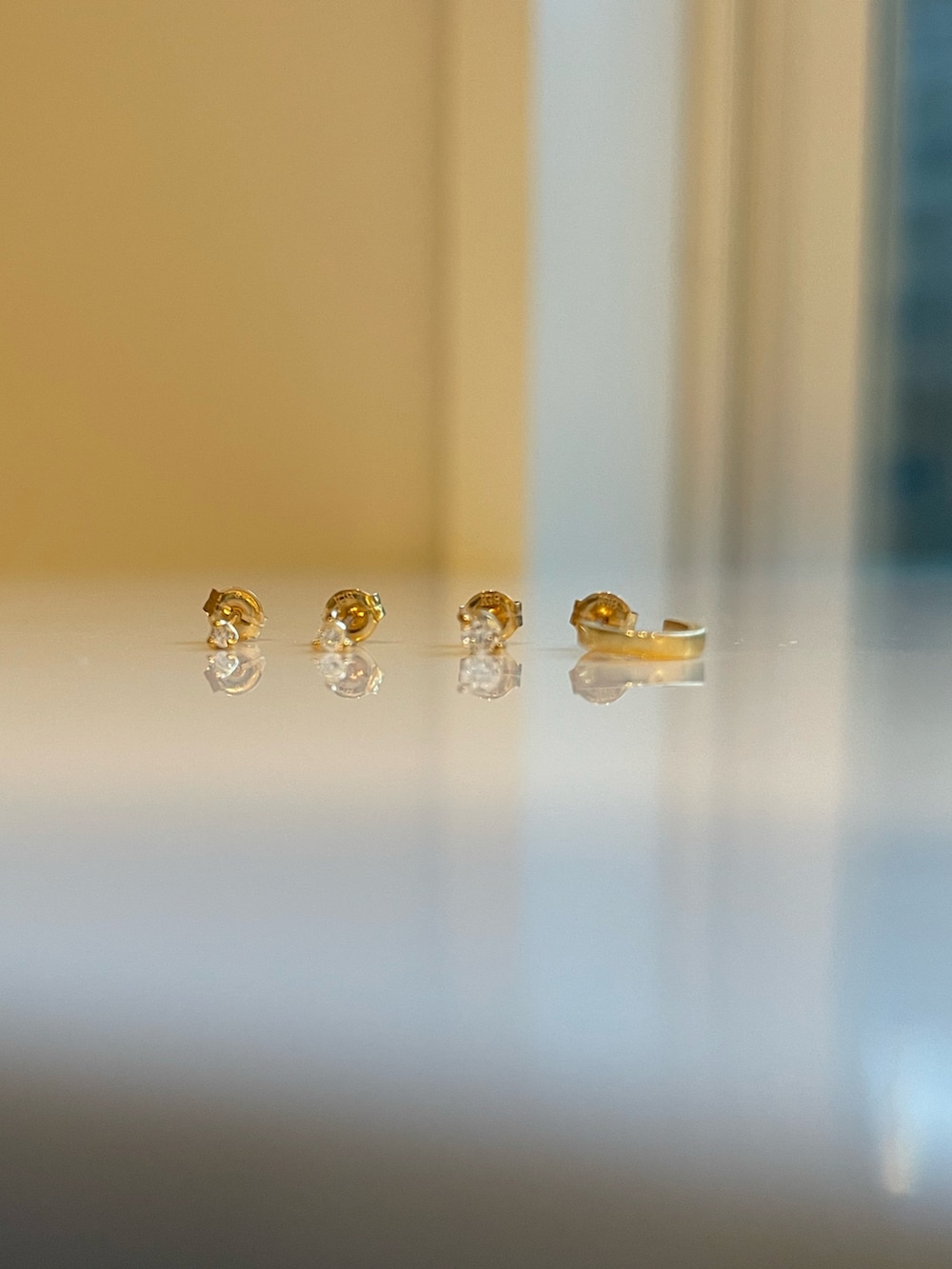 ベージュ系のカーディガン/ボレロ、ブラック系のハンドバッグ、ベージュ系のスニーカーを着用したレディースの冬コーディネートの5枚目の写真