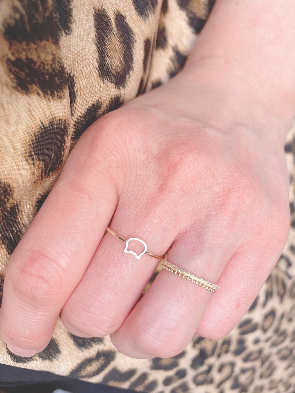 その他のジャケット/アウター、ブラック系のその他アウター、ホワイト系のスニーカーを着用したレディースの秋コーディネートの5枚目の写真