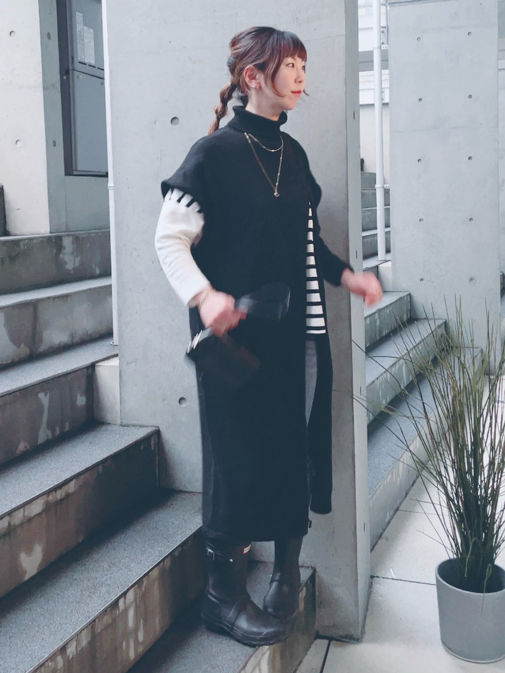 その他のTシャツ/カットソー、ブラック系のニット/セーター、ブルー系のデニムパンツを着用したレディースの秋コーディネートの2枚目の写真