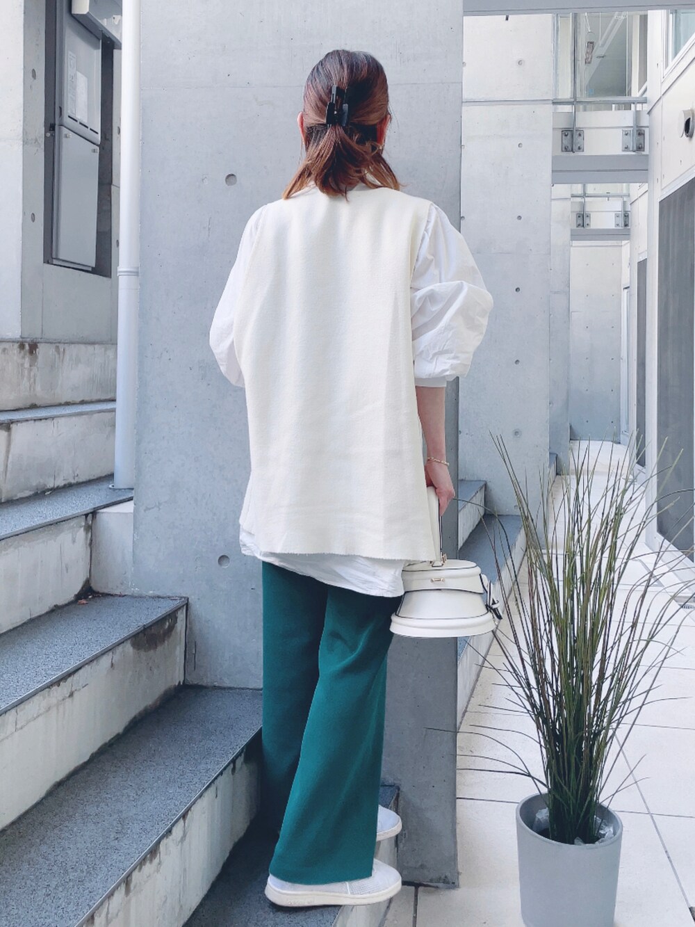 グリーン系のその他パンツ、ホワイト系のバッグ、ホワイト系のシャツ/ブラウスを着用したレディースの春コーディネートの3枚目の写真