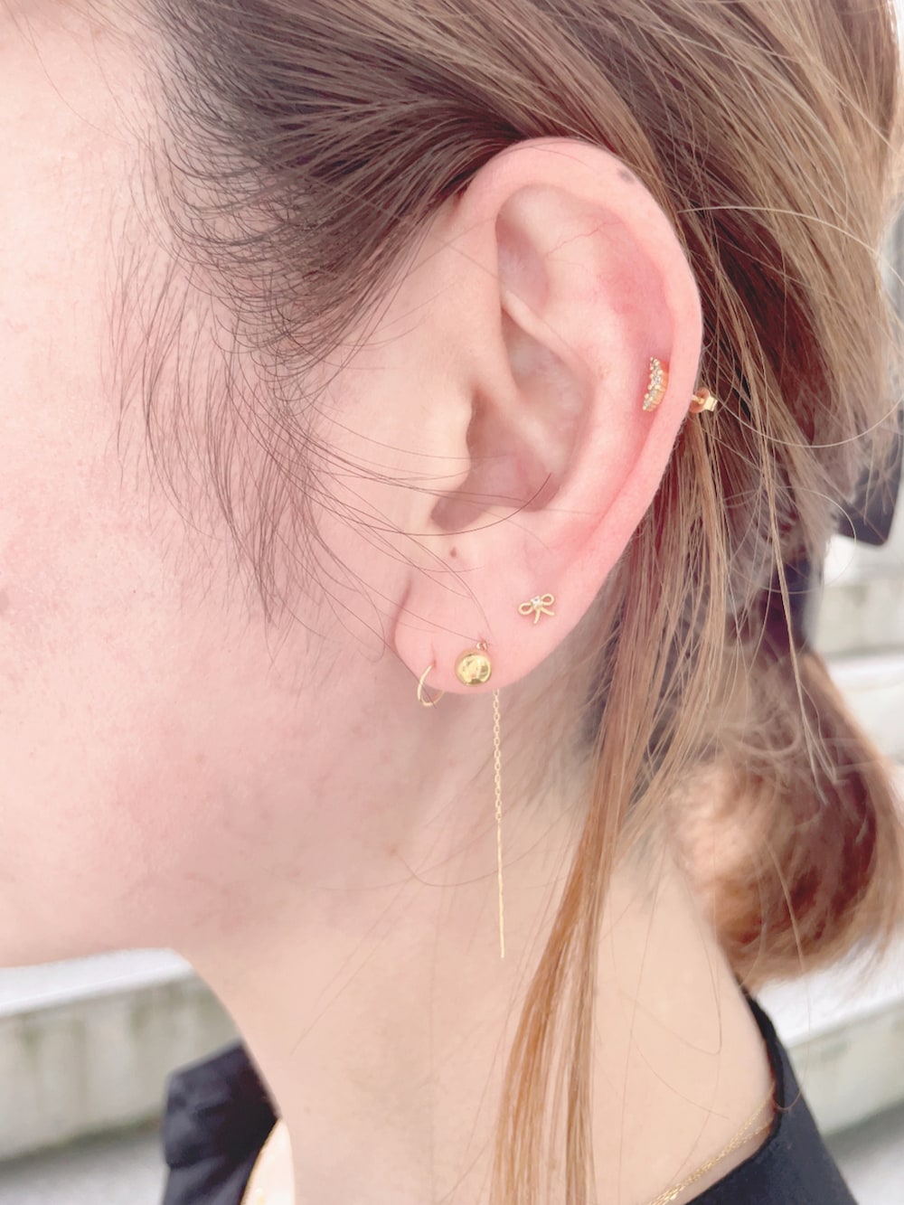 ブラック系のワンピース、ホワイト系のバッグ、ホワイト系のサンダルを着用したレディースの夏コーディネートの4枚目の写真