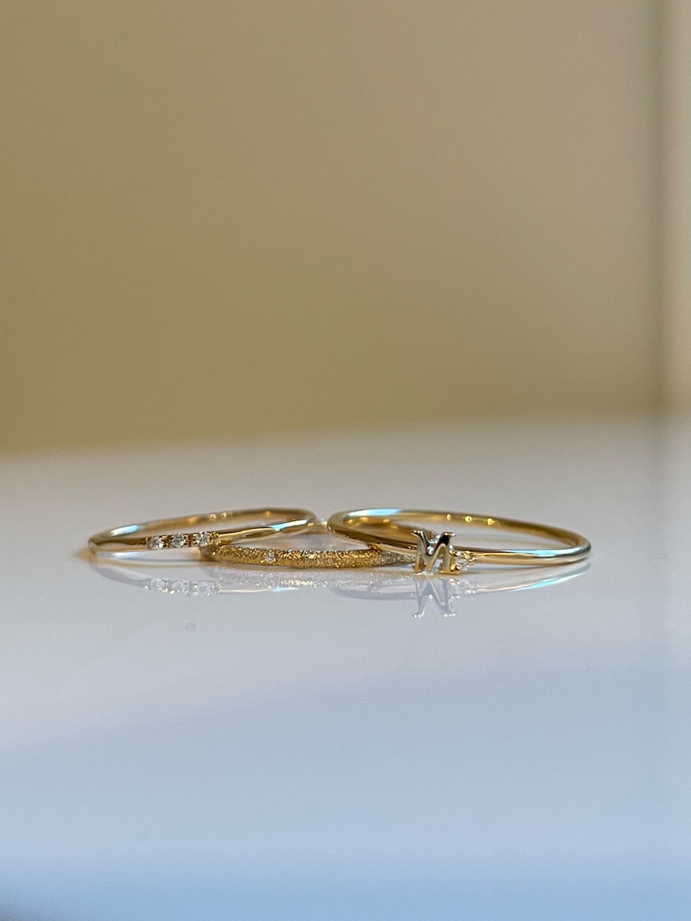 グレー系のニット/セーター、ブルー系のデニムパンツ、ホワイト系のショルダーバッグを着用したレディースの秋コーディネートの5枚目の写真