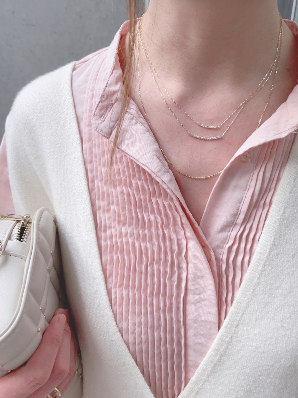 グリーン系のその他パンツ、ピンク系のシャツ/ブラウス、ホワイト系のベストを着用したレディースの秋コーディネートの4枚目の写真