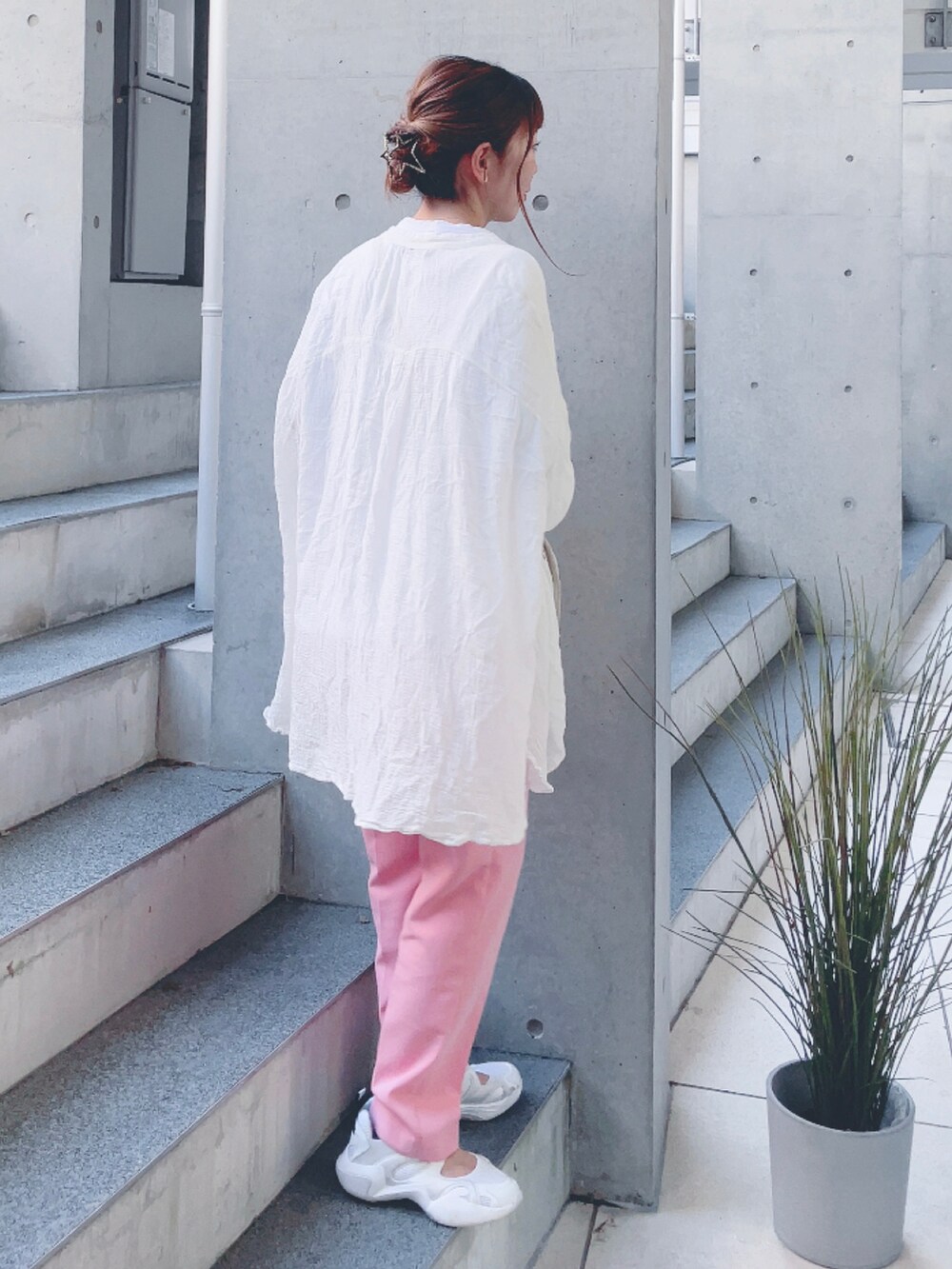 グレー系のTシャツ/カットソー、ピンク系のパンツ、ホワイト系のシャツ/ブラウスを着用したレディースの秋コーディネートの4枚目の写真