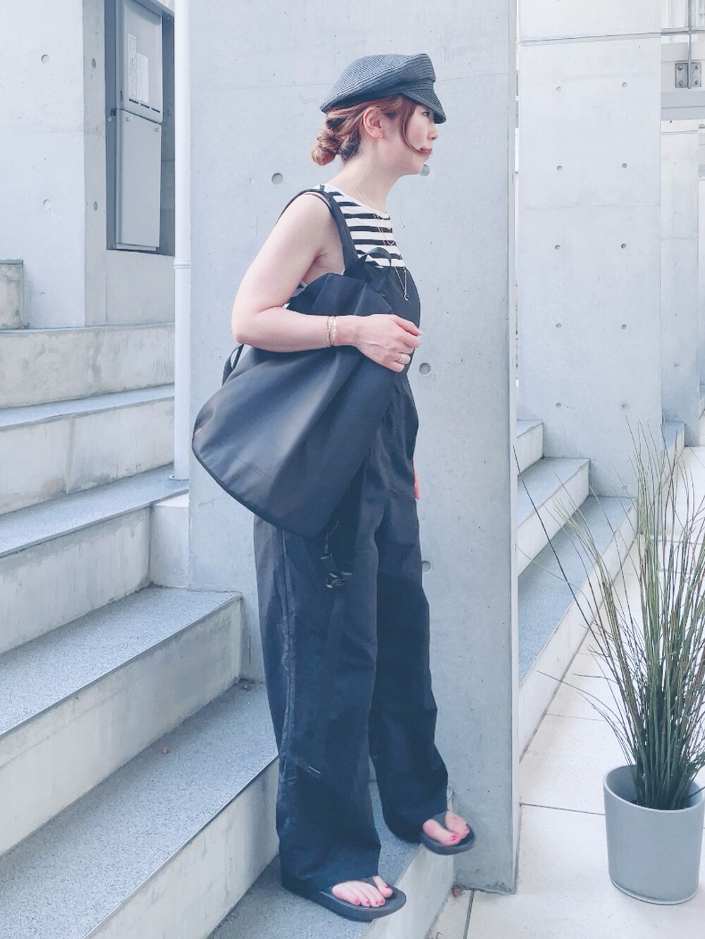 ブラック系のサロペット/オーバーオール、ブラック系のバックパック/リュックを着用したレディースの夏コーディネートの2枚目の写真