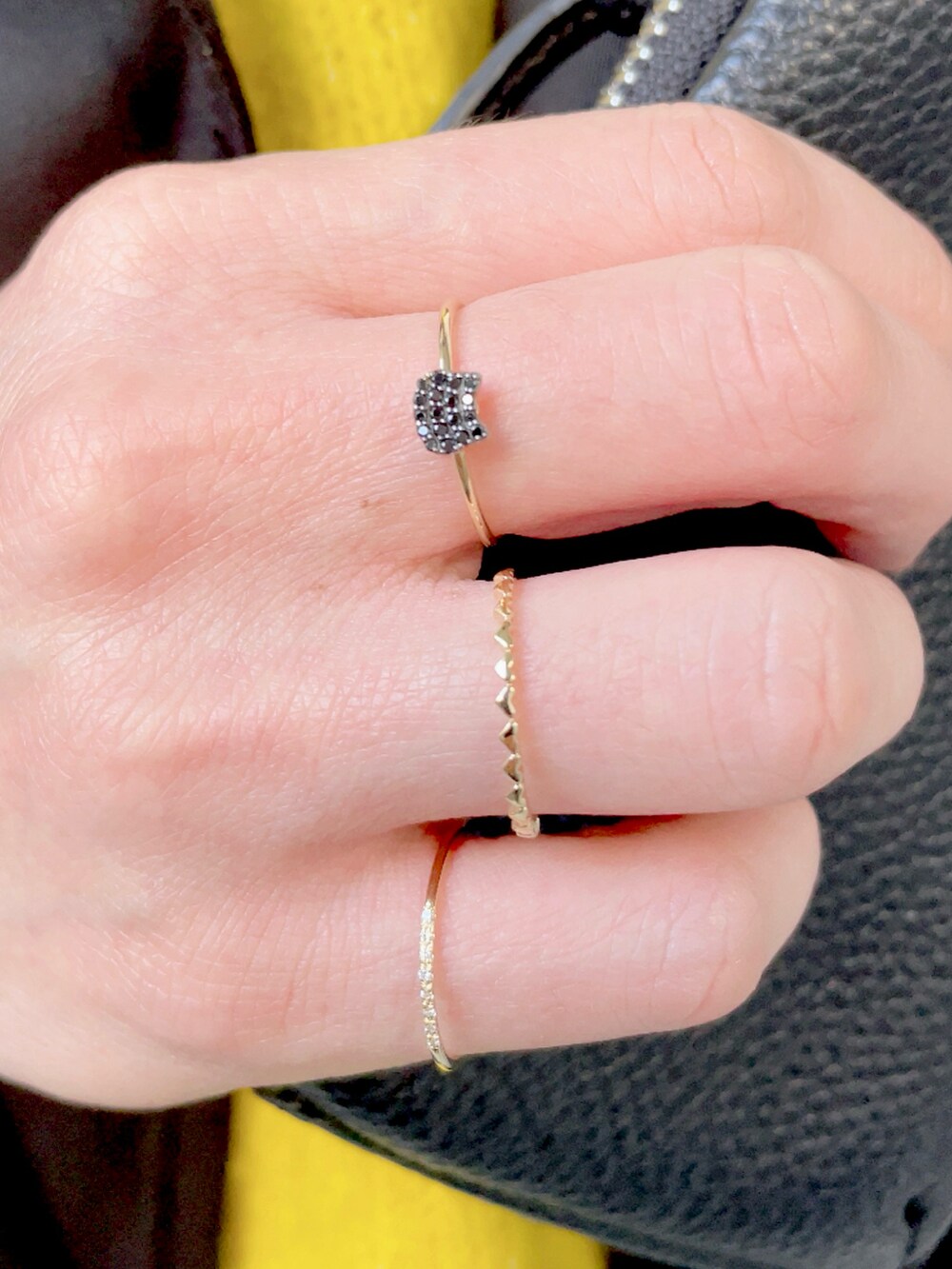 ブラック系のその他アウター、イエロー系のニット/セーター、その他のスカートを着用したレディースの秋コーディネートの5枚目の写真