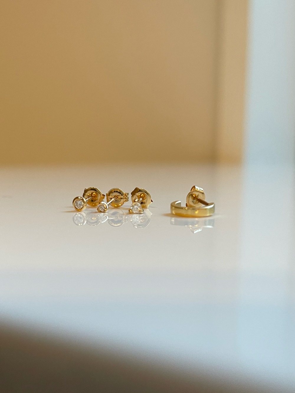 グリーン系のワンピース、ブラック系のハンドバッグ、シルバー系のローファーを着用したレディースの冬コーディネートの5枚目の写真