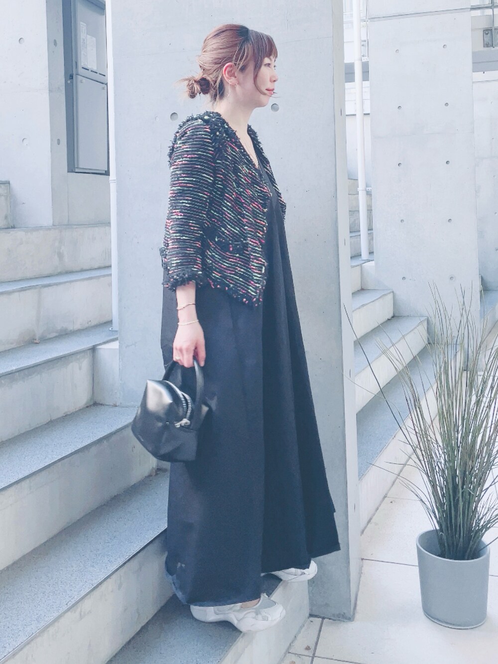 ブラック系のその他アウター、ブラック系のワンピース、ホワイト系のスニーカーを着用したレディースの春コーディネートの2枚目の写真