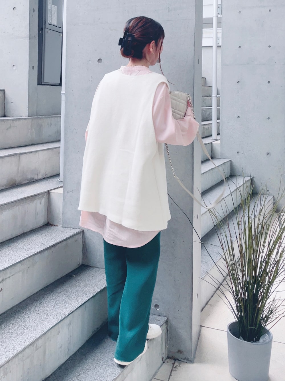 グリーン系のその他パンツ、ピンク系のシャツ/ブラウス、ホワイト系のベストを着用したレディースの秋コーディネートの3枚目の写真