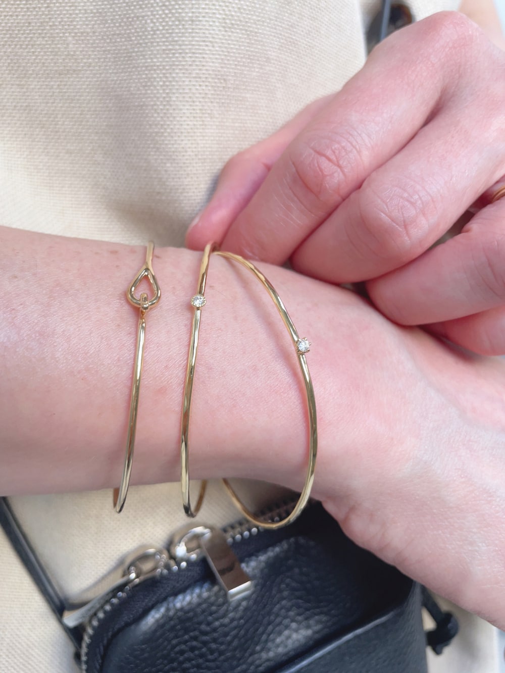 ホワイト系のベスト、ホワイト系のTシャツ/カットソー、ブラック系のサンダルを着用したレディースの夏コーディネートの5枚目の写真