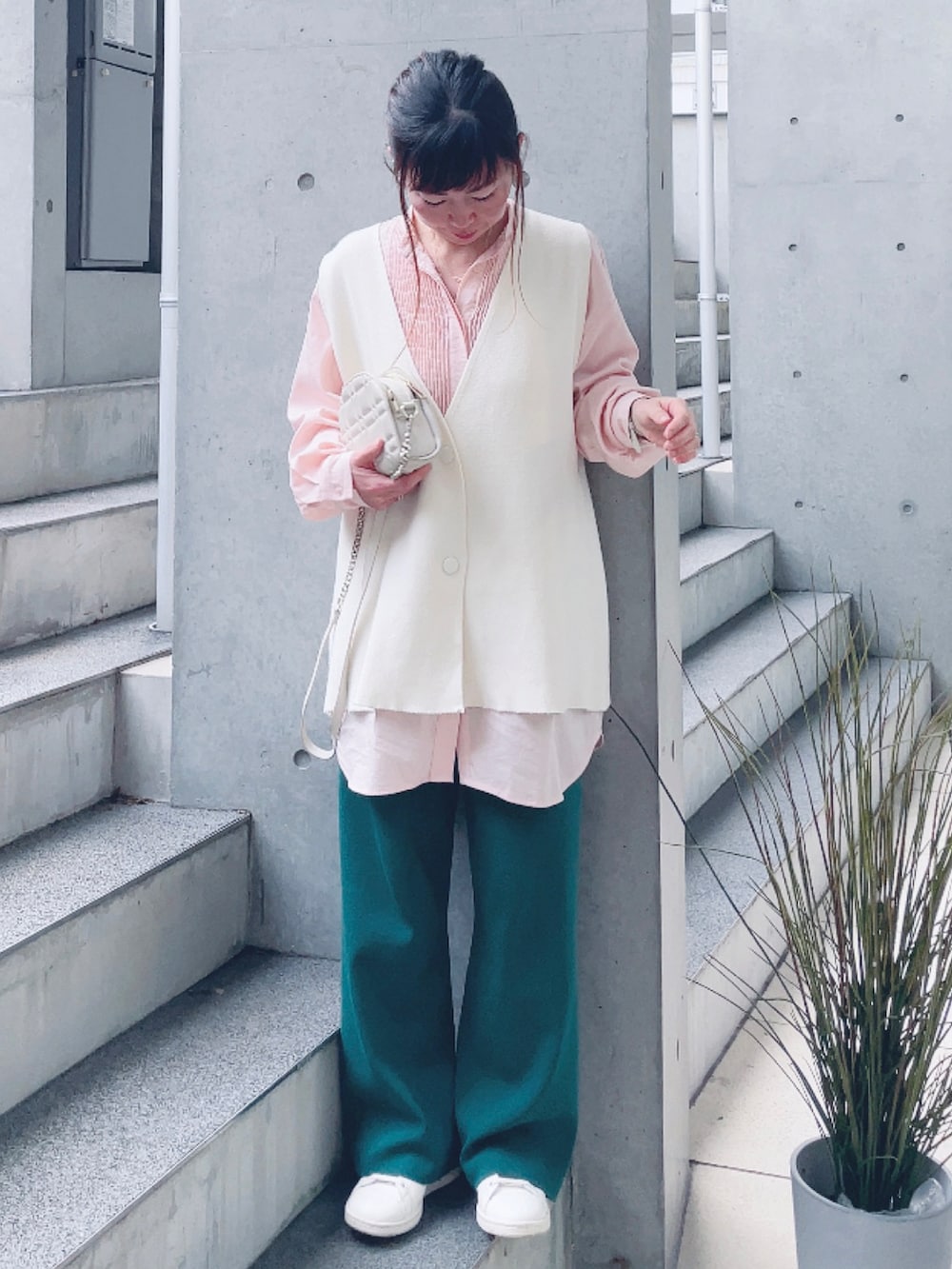 グリーン系のその他パンツ、ピンク系のシャツ/ブラウス、ホワイト系のベストを着用したレディースの秋コーディネートの2枚目の写真